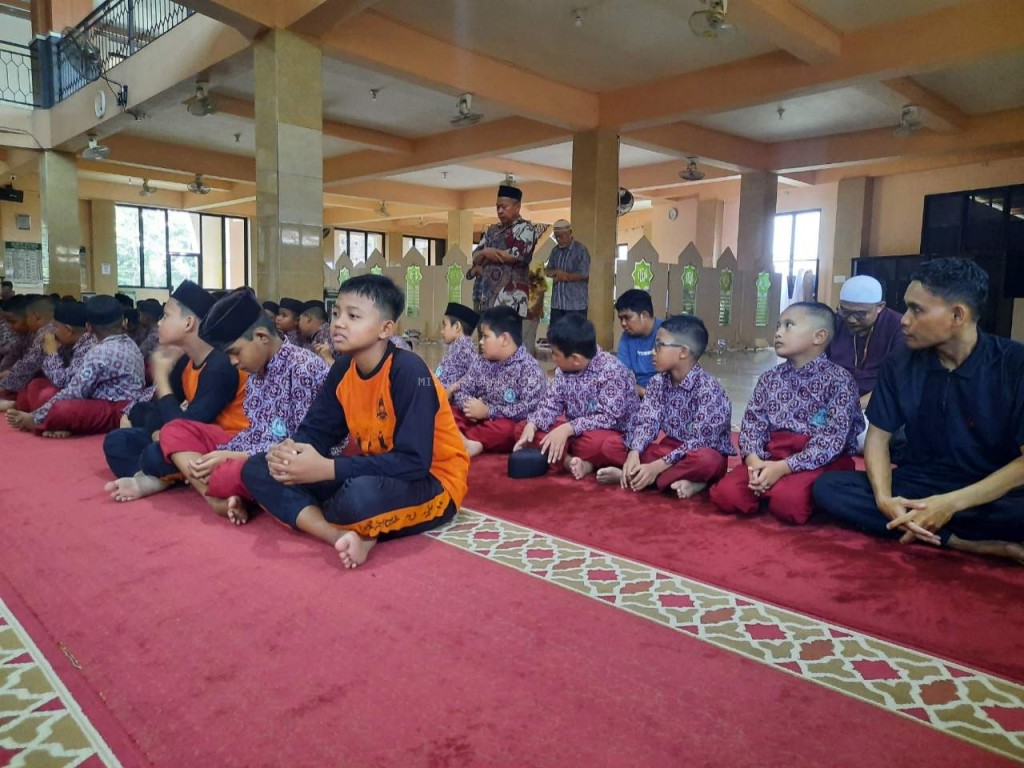 Siswa-siswi MI Al Abrar Shalat berjama’ah di Masjid Jami Al Abrar