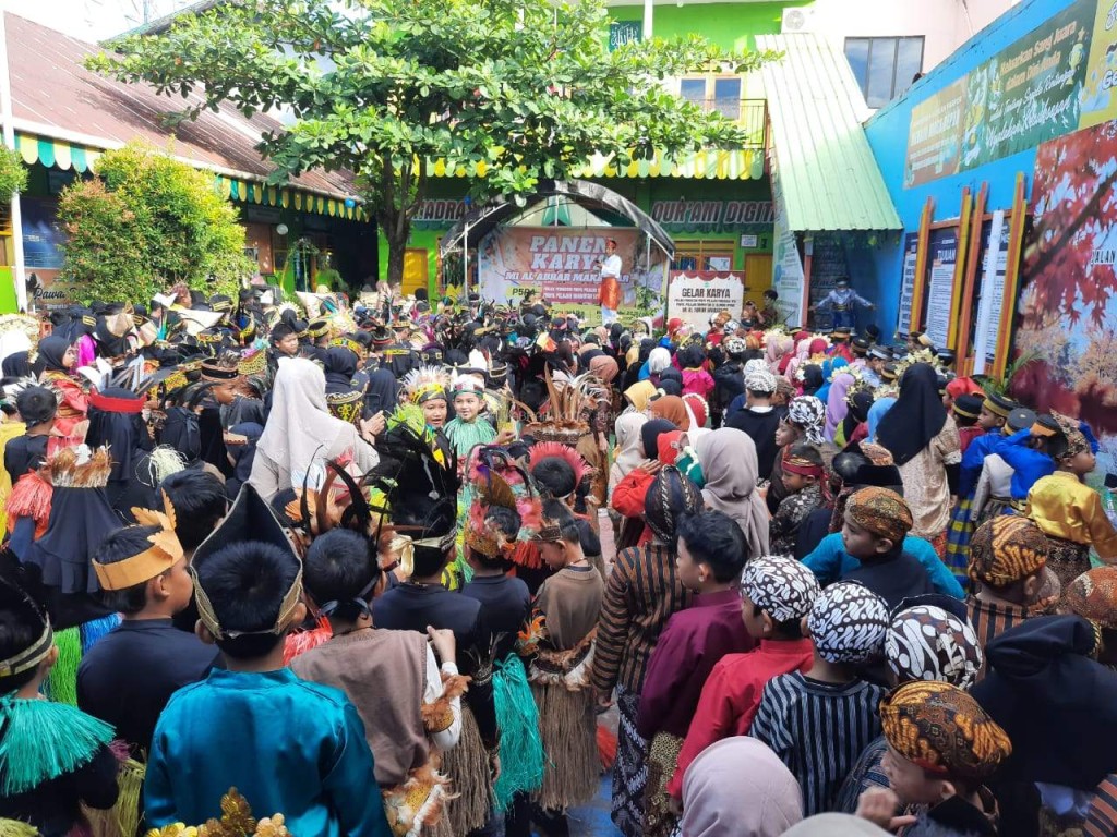 Panen Karya Projek Penguatan Profil Pelajar Pancasila dan Rahmatan Lil ‘Alamin (P5RA) di MI Al Abrar Makassar: Mewujudkan Gaya Hidup Berkelanjutan