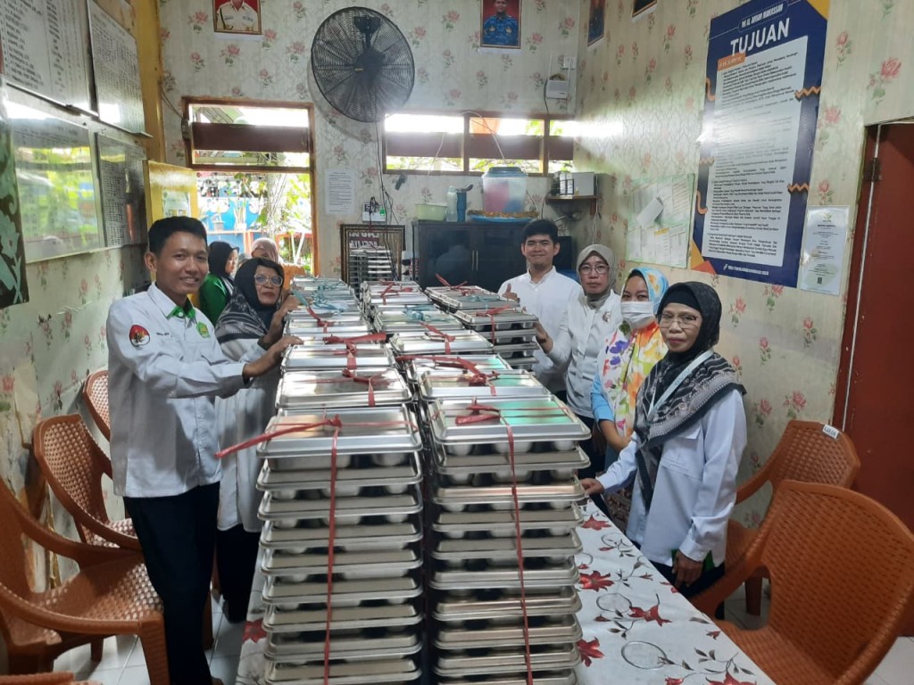 Hari Pertama Pembagian Program Makan Bergizi Gratis di MI Al Abrar Makassar Berjalan Lancar