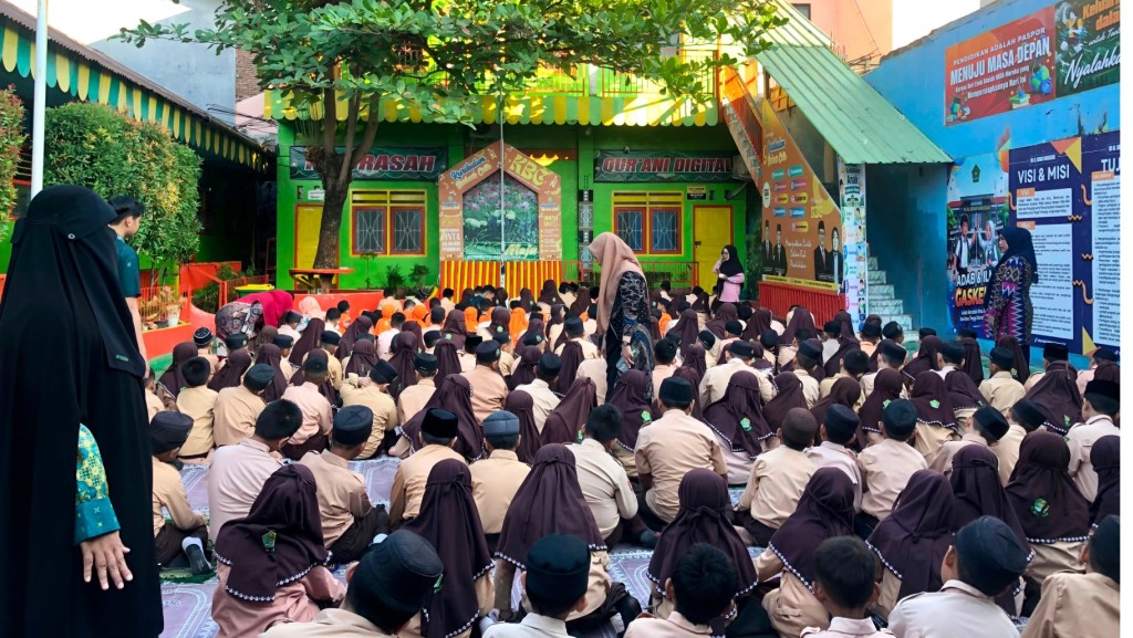 Membentuk Karakter Religius Sejak Dini, Murid -murid Ikuti Pembiasaan Shalat Zuhur Berjamaah di Halaman Madrasah