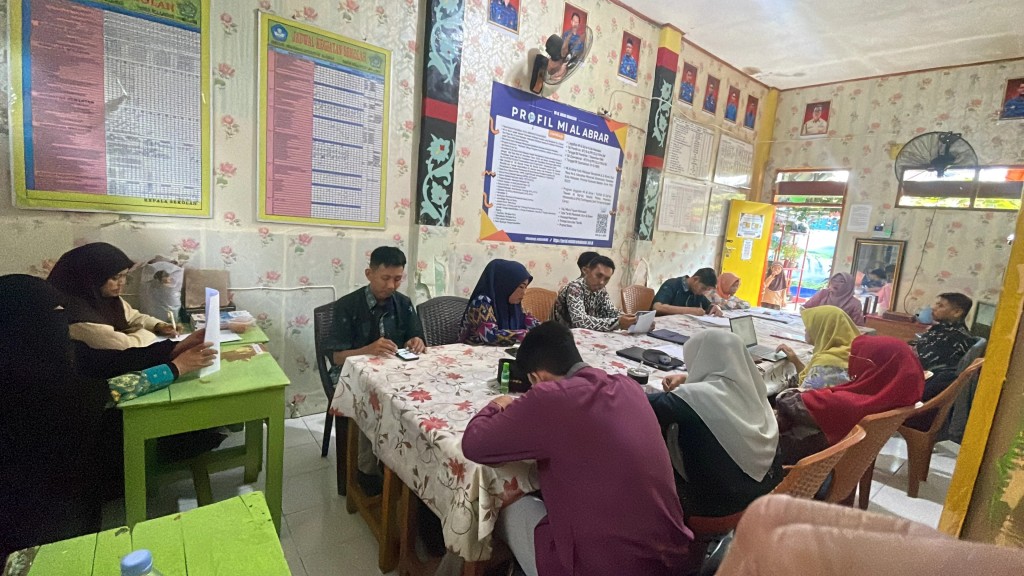 Sambut Kunjungan Studi Tiru KKMI & KKGMI Kemenag Kab. Palu, Tenaga Pendidik MI Al Abrar Gelar Tradisi "Tudang Sipulung"