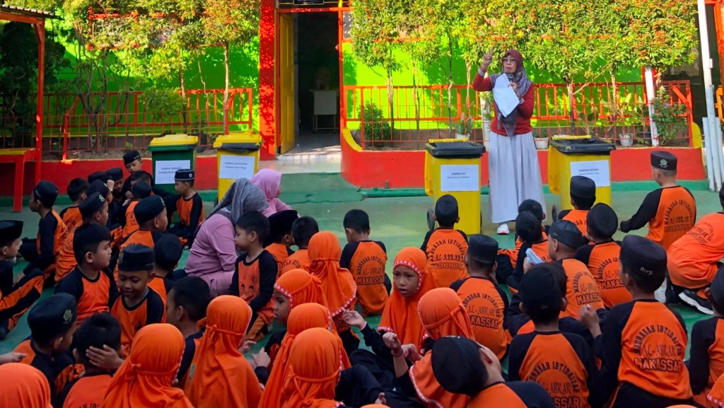 Wujudkan Lingkungan Hijau, MI Al Abrar Kota Makassar Resmi Terapkan Pemilahan Sampah 4 Kategori
